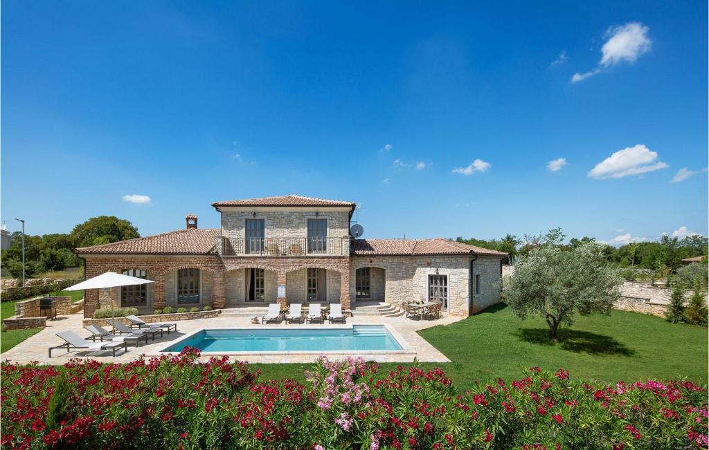 une vue extérieure d'une maison avec piscine dans l'établissement Villa Megi, à Sveti Lovreč Pazenatički