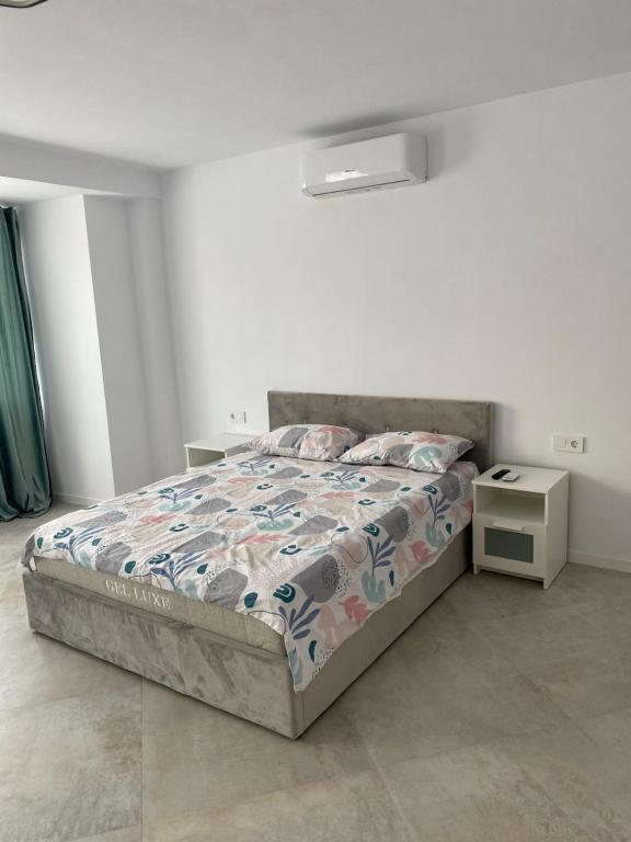 um quarto com uma cama e uma mesa de cabeceira em Del Mar three bed flat. em Puerto de Sagunto