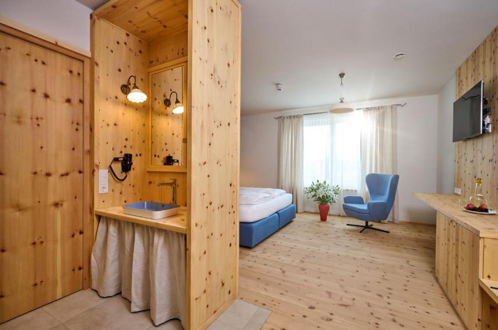 Hotel Der Einrichter في شتراوبينج: غرفة مع غرفة نوم مع سرير ومكتب