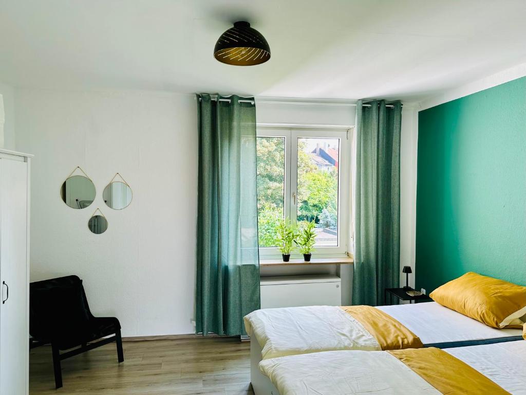 um quarto com uma cama com cortinas verdes e uma janela em Fair, University, BVB em Dortmund
