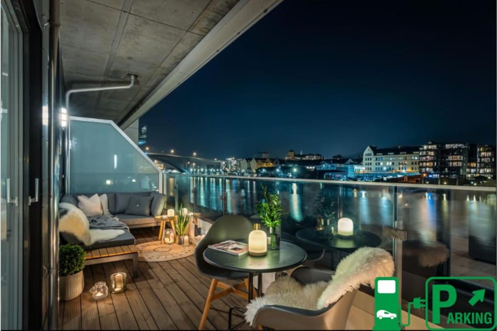 balcón con vistas a la ciudad por la noche en Dinbnb Apartments I Luxury with Views & Parking en Bergen