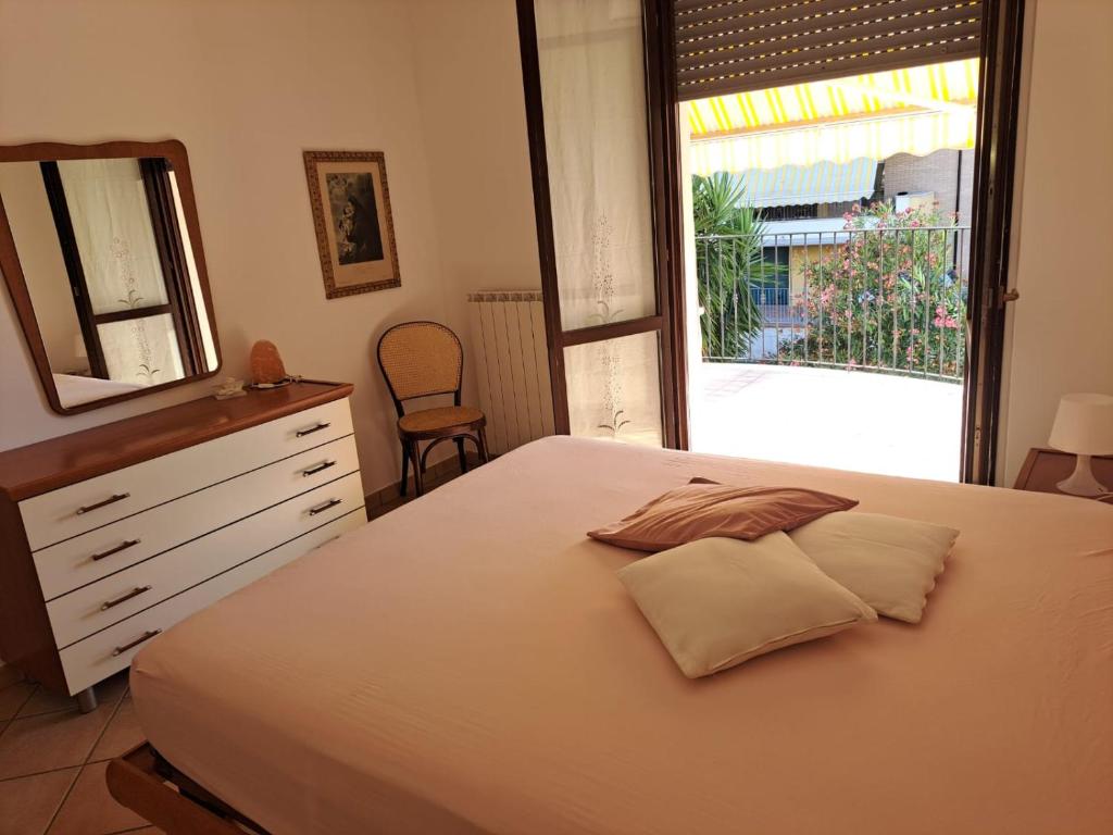 1 dormitorio con 1 cama, vestidor y ventana en Casa Rachele, en Martinsicuro