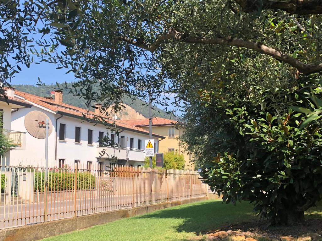 a fence in front of a house with a tree at Affittacamere Due Mori in Monselice