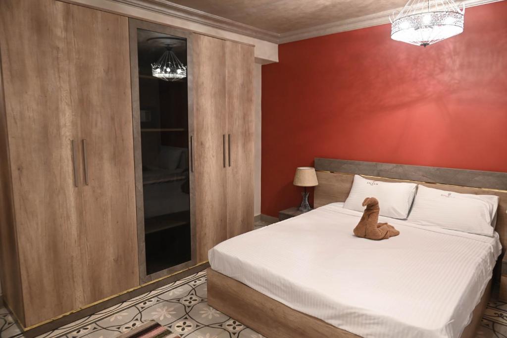 Llit o llits en una habitació de Eileen Hotel Cairo