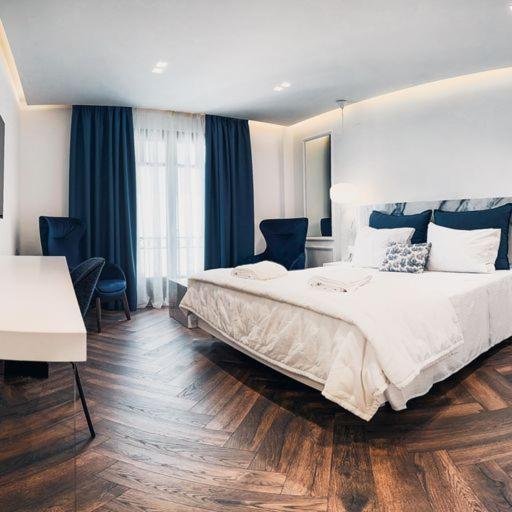 BLUE LUXURY SUITES - 9