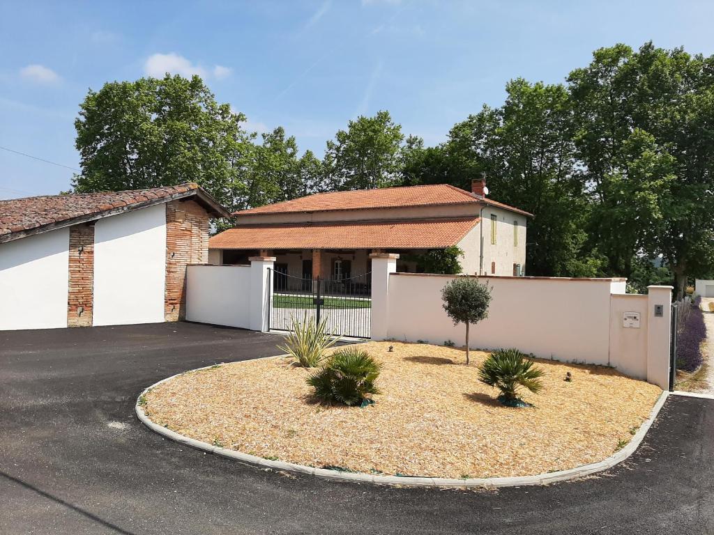 a house with a fence and a driveway at Gîte du chemin des Dames in Montauban