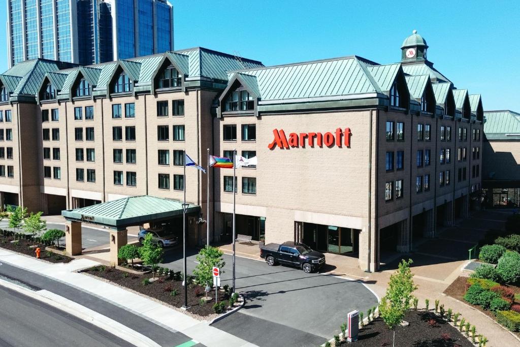 un gran edificio con un cartel marriott en él en Halifax Marriott Harbourfront Hotel en Halifax