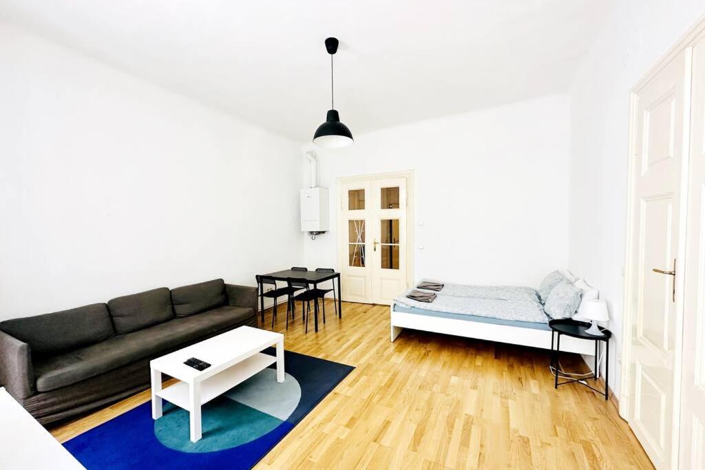 ein Wohnzimmer mit einem Sofa und einem Tisch in der Unterkunft Best Location - Cozy City Centre Apartment in Wien