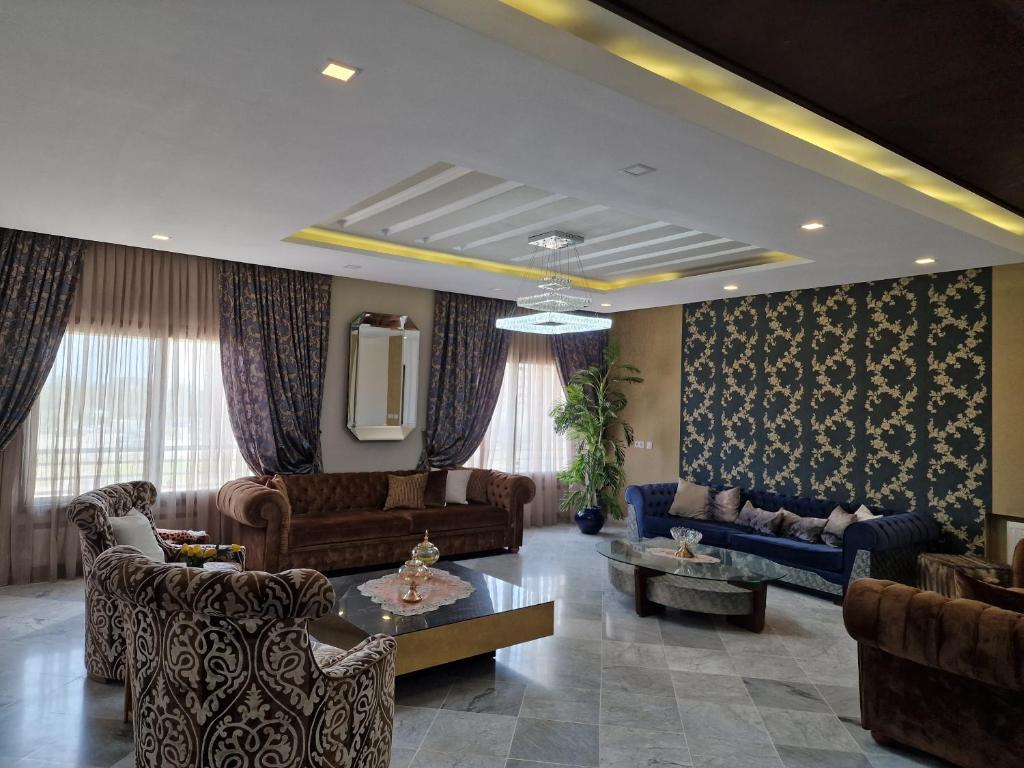 a large living room with couches and a table at Appart de Luxe au Centre Urbain Nord in Tunis