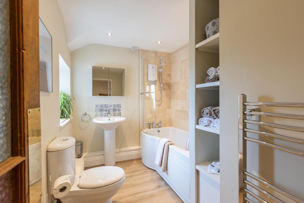 a bathroom with a toilet and a sink and a tub at Bell Cottage - Pretty Period Cottage DOG FRIENDLY in Northallerton