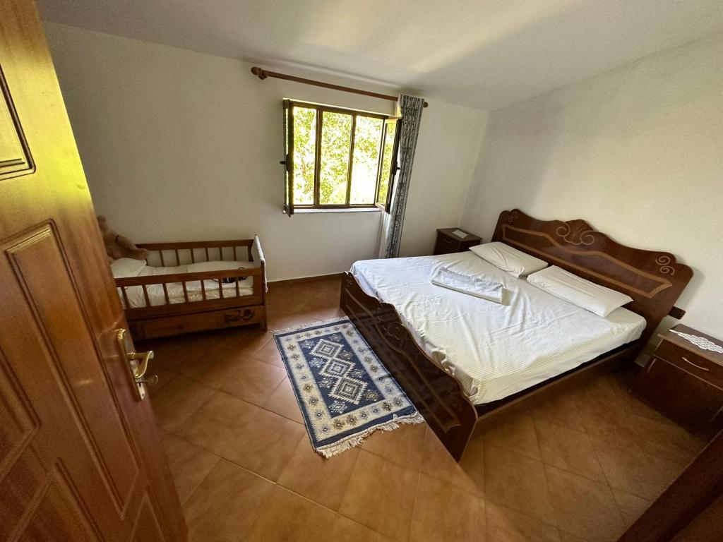 Habitación pequeña con cama y ventana en Sibora Guest House Liqeni Ulez, 