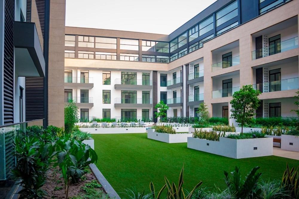 アクラにあるThe Browns Apartmentsの前に芝生がある大きな建物