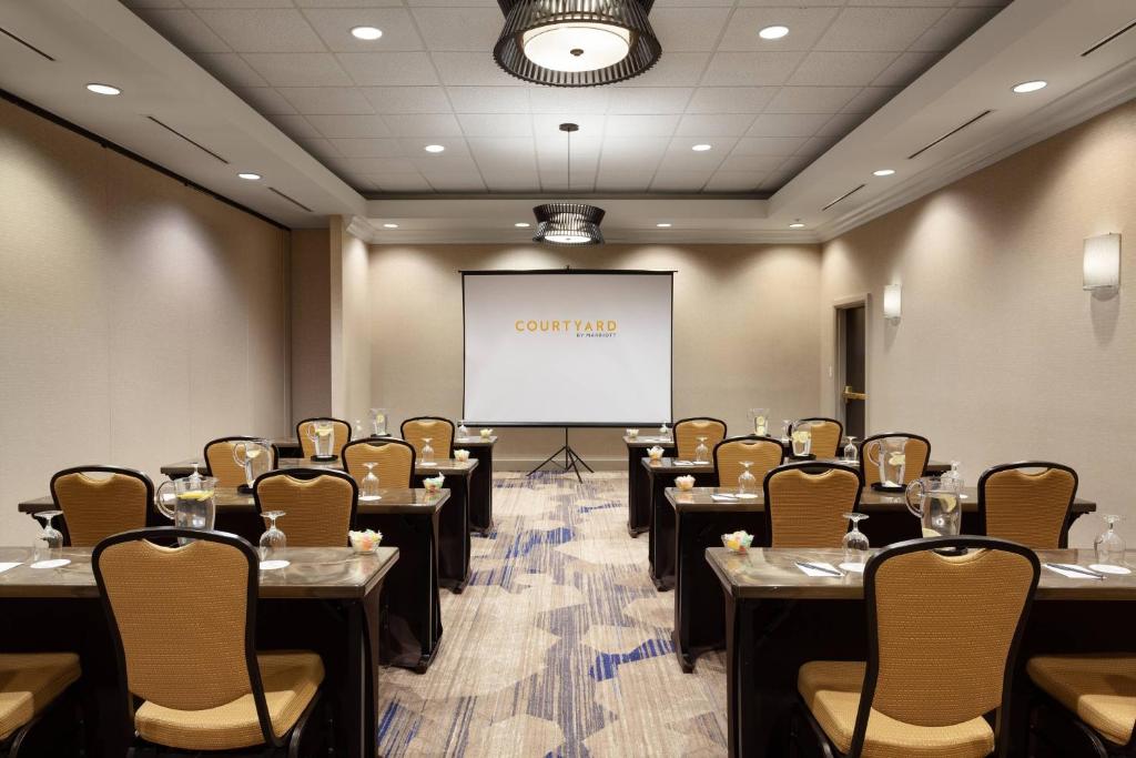 Courtyard by Marriott Orlando Lake Buena Vista in the Marriott Village photo