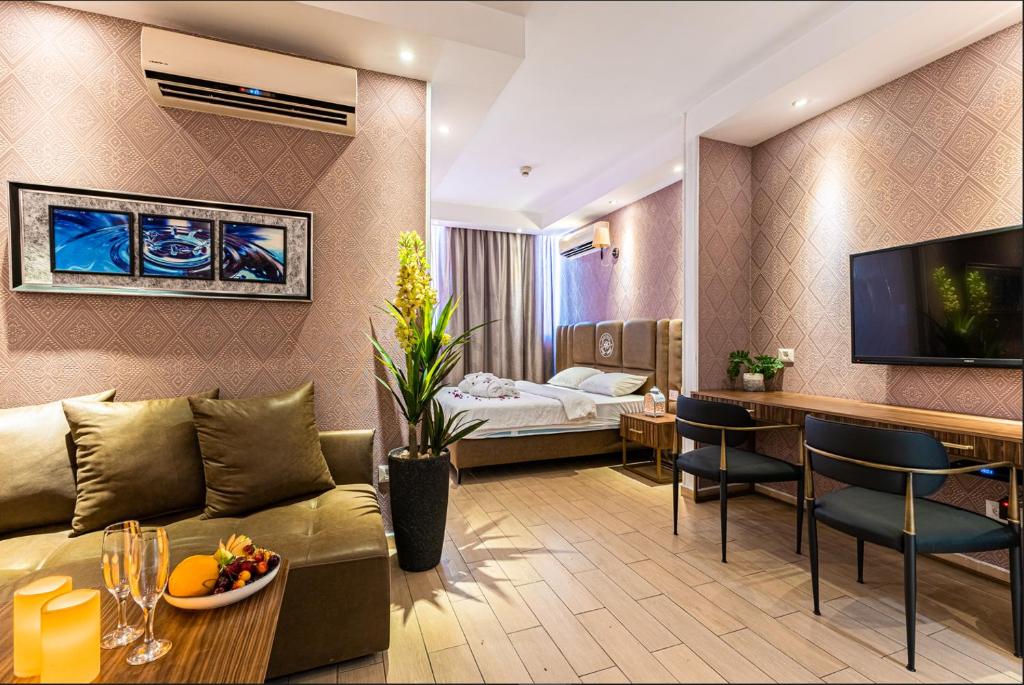ein Wohnzimmer mit einem Sofa und einem Tisch in der Unterkunft Spa House Boutique Hotel - Petach Tikwa in Petach Tikwa