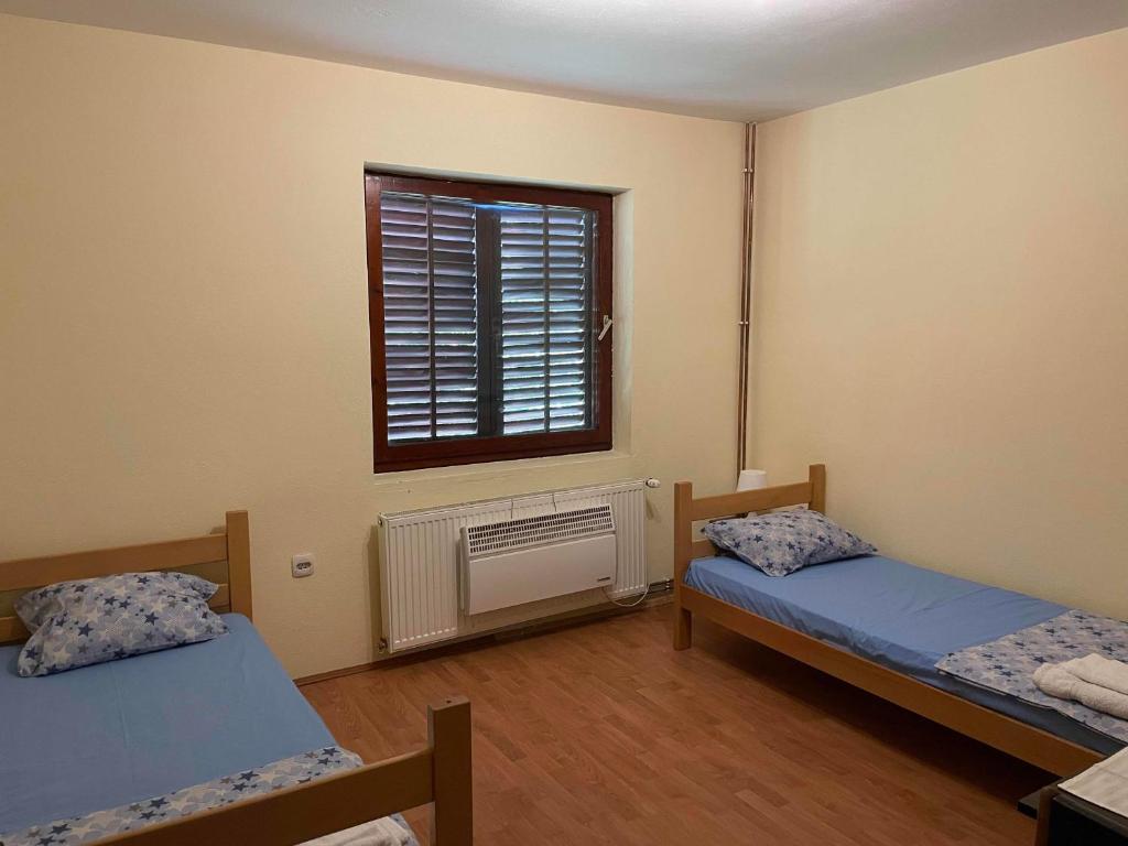 Łóżko lub łóżka w pokoju w obiekcie Hostel Drenak