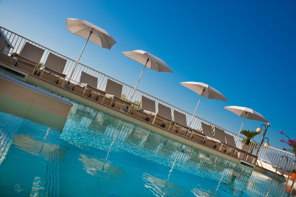 Bazén v ubytování Hotel Canarie nebo v jeho okolí