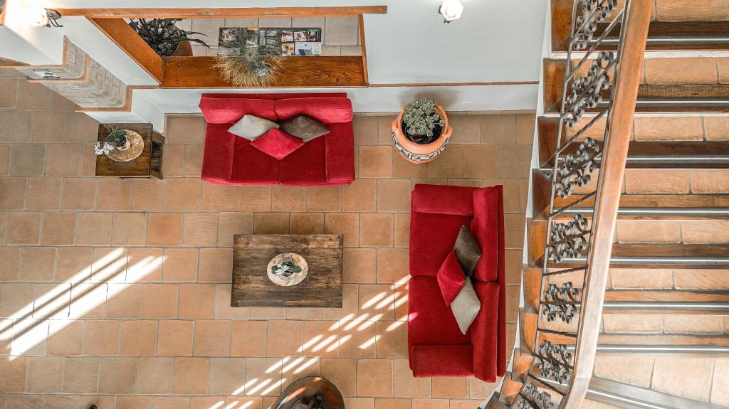 una vista aérea de una escalera con medias rojas de Navidad en Maria Bonita Hotel en Villa de Leyva