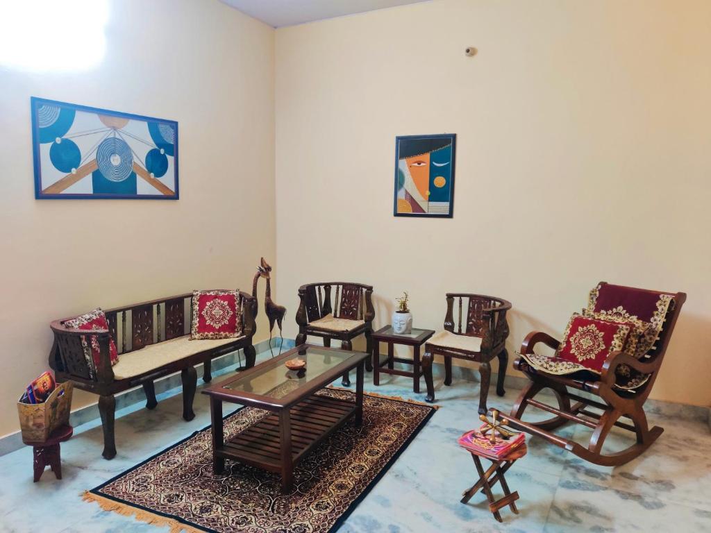 a living room with chairs and a table at Luxurious 3BHK Urban Retreat Homestay in Jaipur