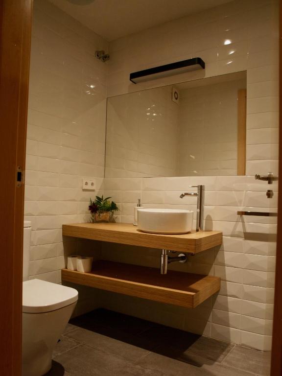 A bathroom at El Corral de Baró