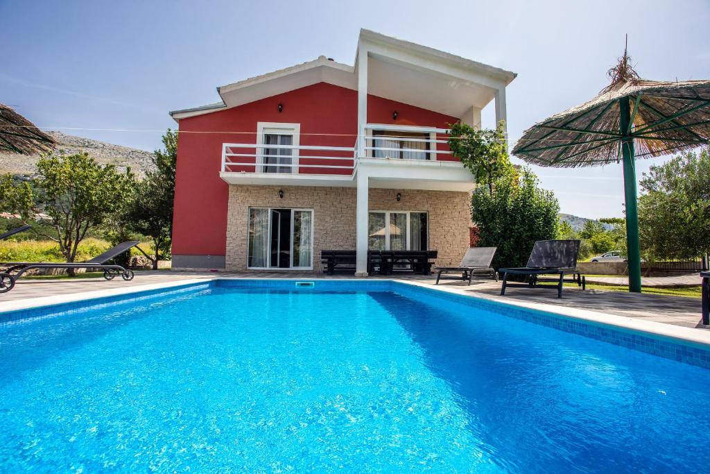 een villa met een zwembad voor een huis bij Villa Valerija in Srinjine