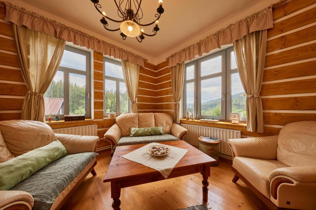 uma sala de estar com um sofá e uma mesa em Chalupa v Jizerkach em Albrechtice v Jizerskych horách