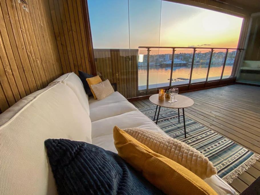 Divine Seaview Terrace في ساندنيس: غرفة معيشة مع أريكة بيضاء وطاولة