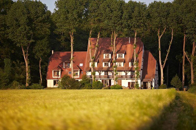 une grande maison au milieu d'un champ dans l'établissement La Clairière, à Guémar