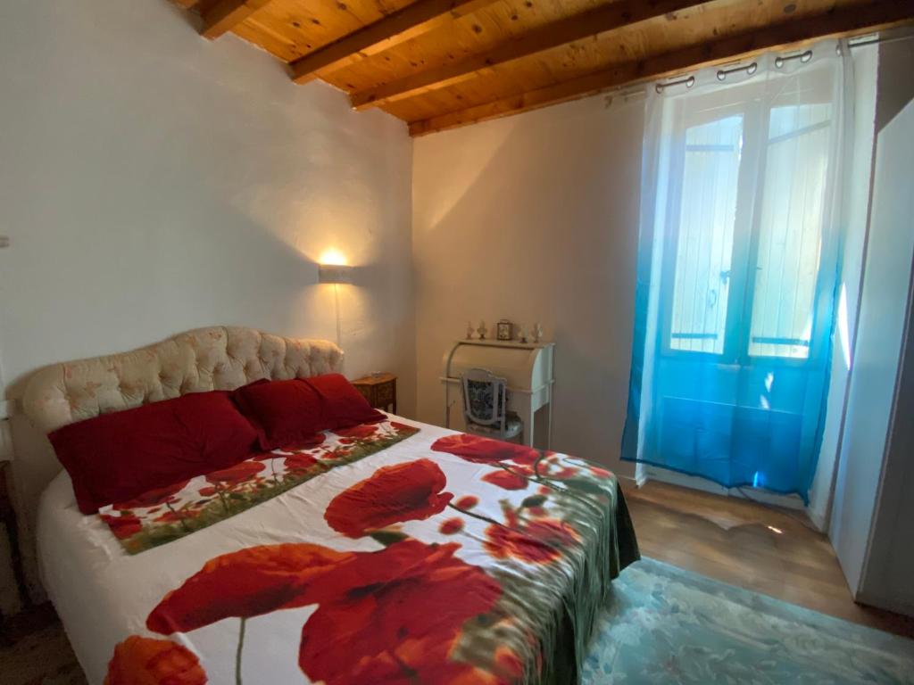 a bedroom with a bed with red pillows and a window at Pichot in Montréal