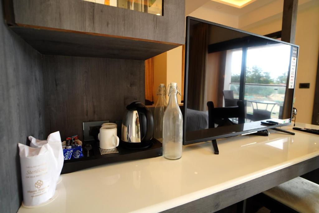 Příslušenství pro přípravu čaje a kávy v ubytování Shanti Seaview Resort & Spa