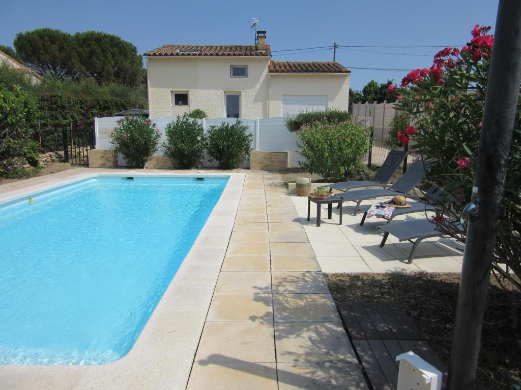 une piscine devant une maison dans l'établissement Gite LE MAS FLORANNE, à Méjannes-lès-Alès