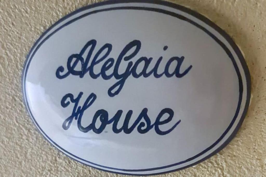 ミノーリにあるAleGaia House Minoriの壁の上に家のアルファルファという言葉を付けた皿