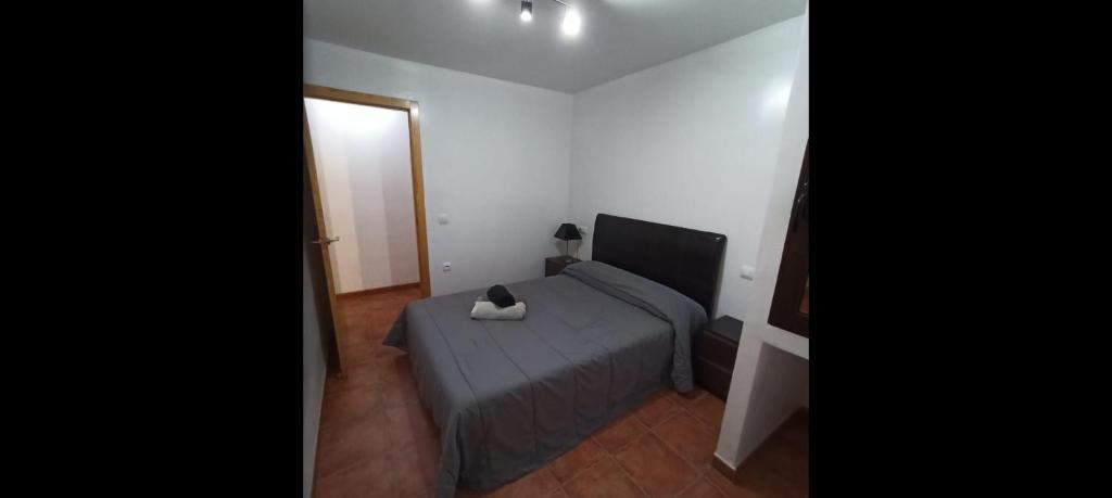 Dormitorio pequeño con cama y espejo en Lovely y Cozy Apartments en Chulilla