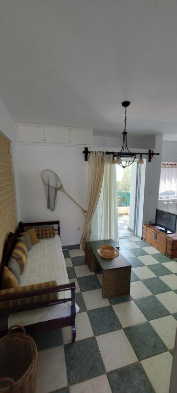 um quarto com uma cama e um piso em xadrez em The house of olives em Kallithea Halkidikis