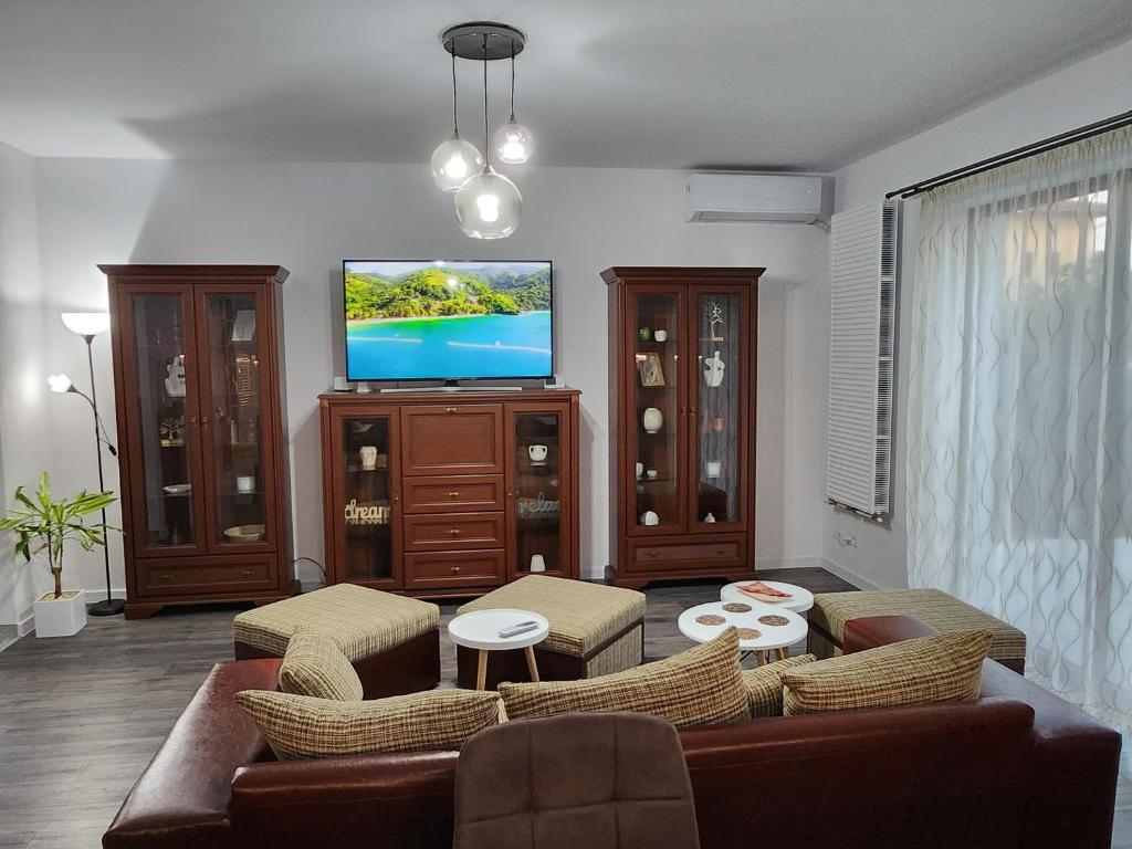 TV a/nebo společenská místnost v ubytování Armins's Residence 2 - Villa