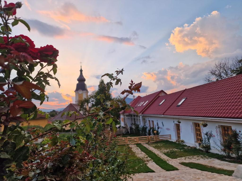 uma igreja com um telhado vermelho e uma torre em Apartmány Nad Kostolom em Betliar