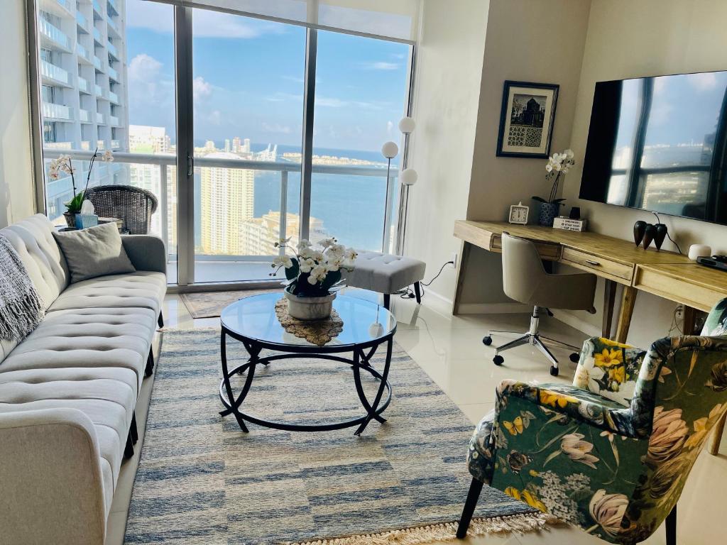 sala de estar con sofá y mesa en Sun&Sea IconBrickell Unit, en Miami