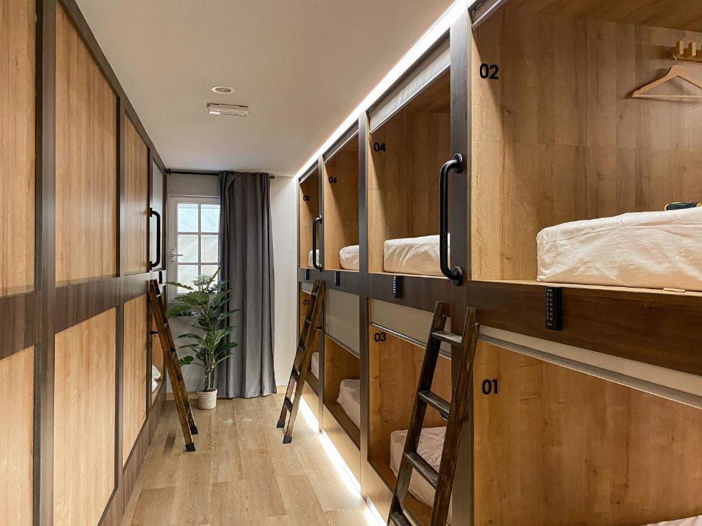 ein Zimmer mit einem Haufen Etagenbetten in der Unterkunft The POD Suite Hostel in Valencia