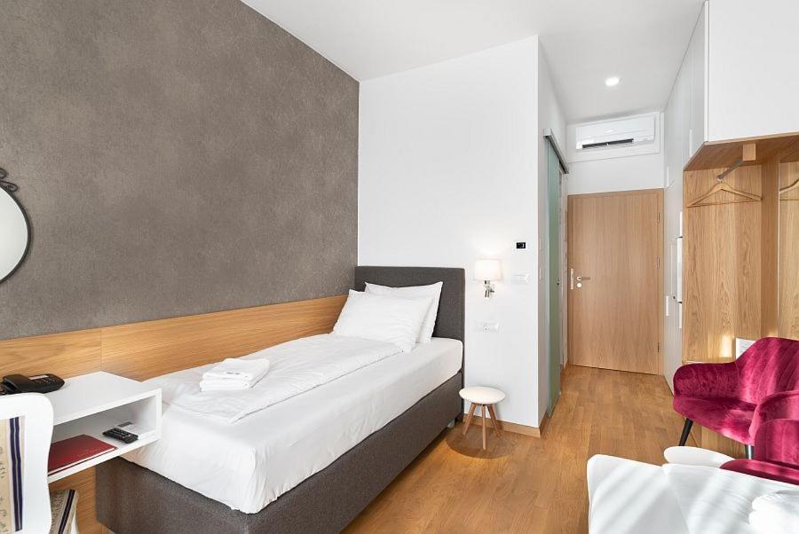 Postel nebo postele na pokoji v ubytování Hotel Dvorec