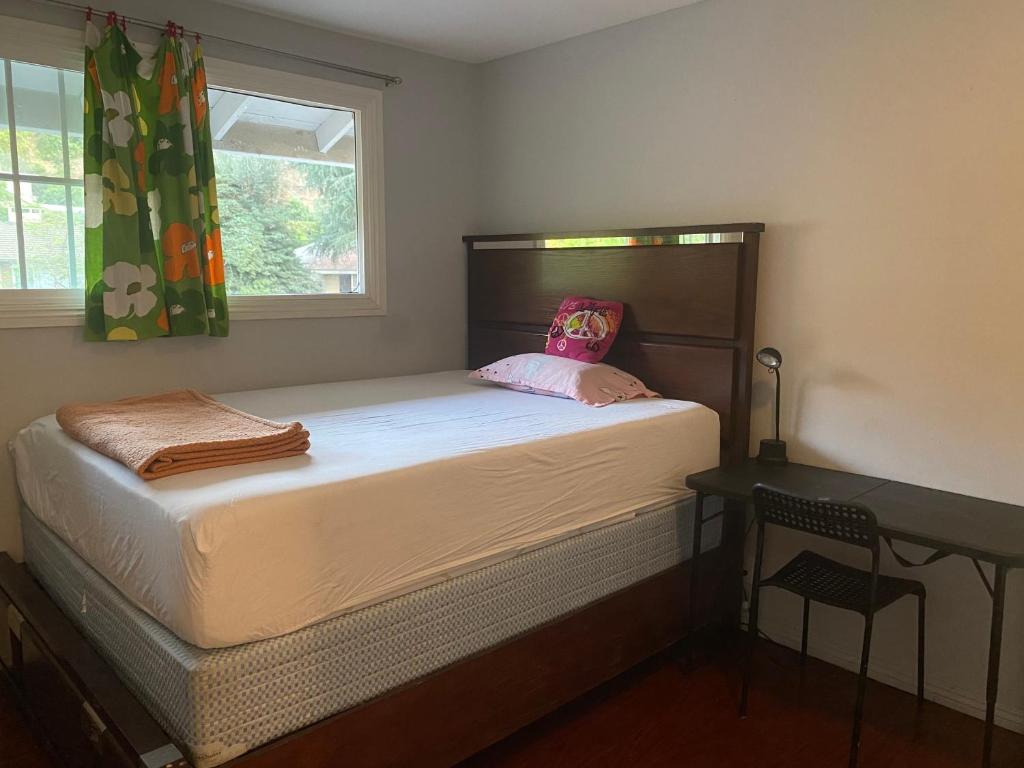 - une chambre avec un lit, un bureau et une fenêtre dans l'établissement Cosy & Peaceful Place in LA, à Hacienda Heights