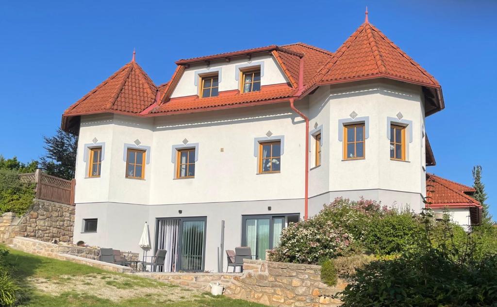 a large white house with a red roof at Anita’s Urlaubsplatzl in Weitra