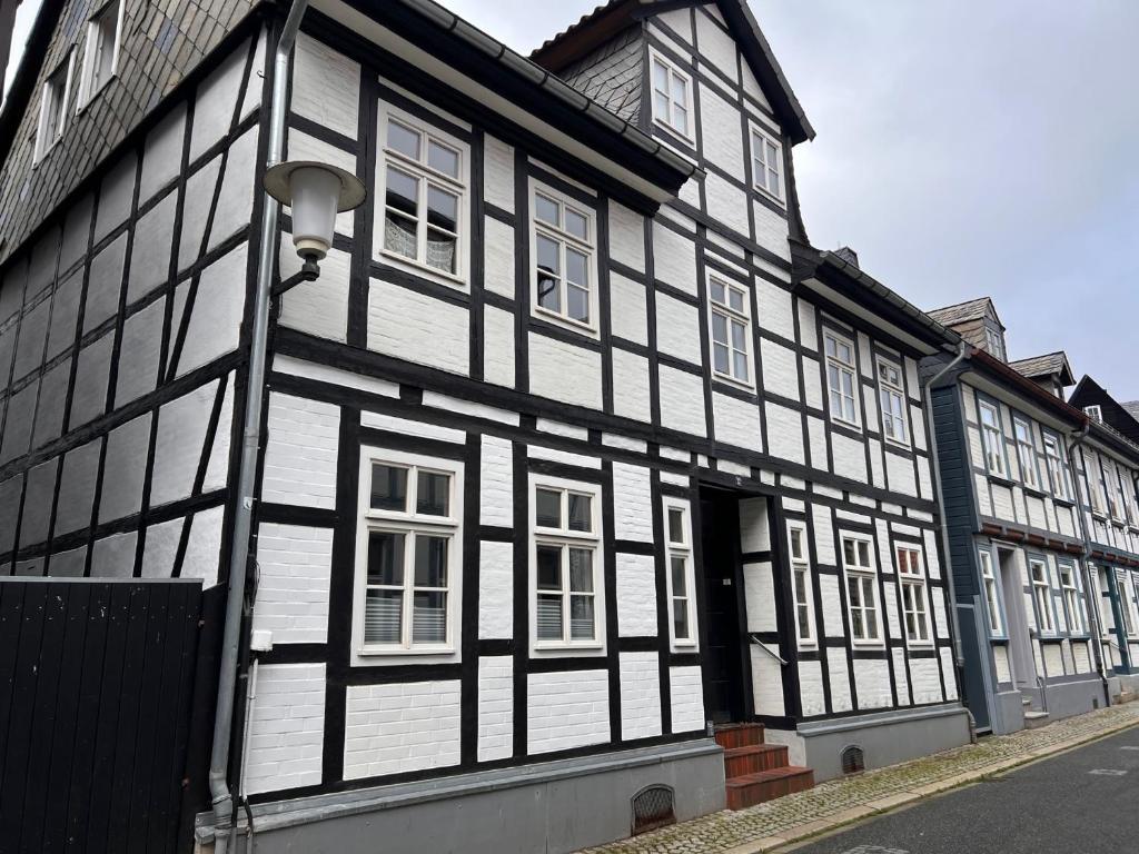 ein schwarzweißes Gebäude auf einer Straße in der Unterkunft Obere Altstadt in Goslar