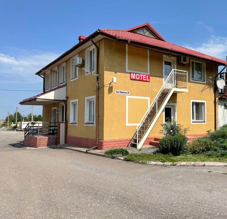 een motelbord aan de zijkant van een gebouw bij Motel in Hoshcha