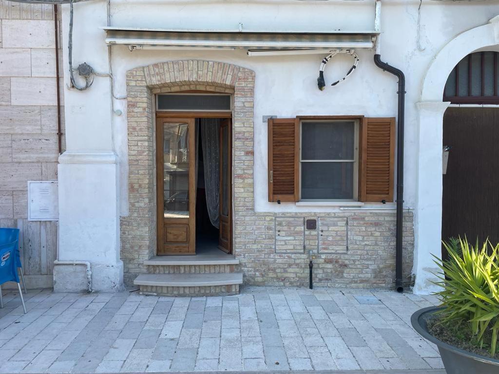 una casa de ladrillo con puerta y ventana en Casa Cinzia indipendente, en San Martino in Pensilis