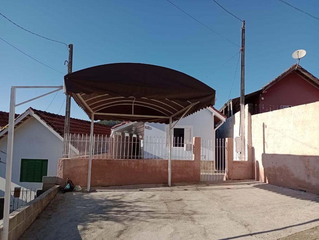 a building with a covering over a parking lot at Casa para temporada - Campos do Jordão in Campos do Jordão