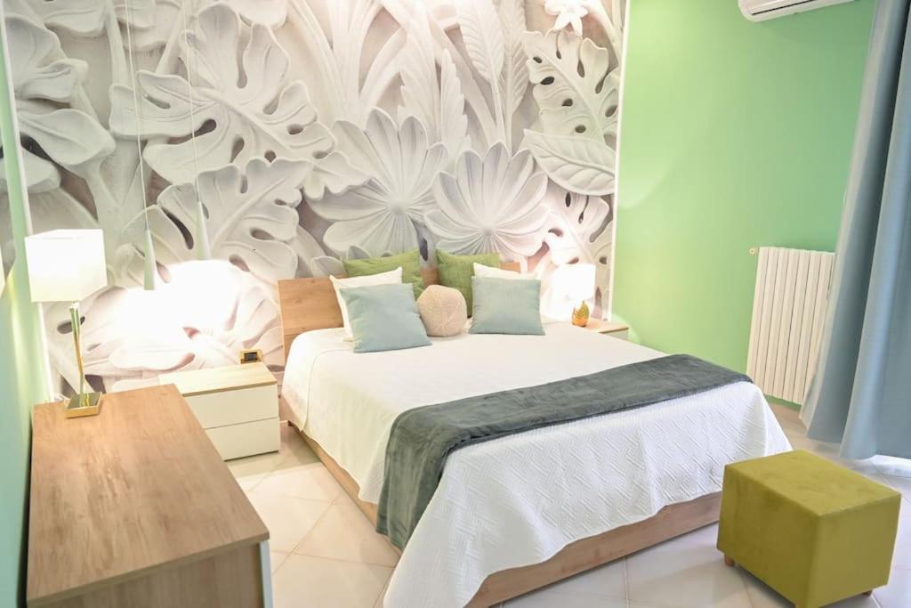 um quarto com uma cama grande e um mural de parede em giardini di alabastro em Corato