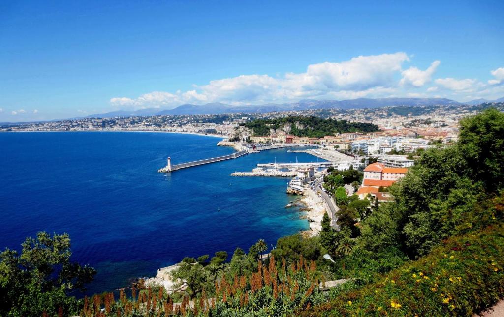 Ferienwohnung Les Oliviers über den Dächern von Nizza ruhig sonnig Meerblick Pool Tiefgarage Parkplatz a vista de pájaro