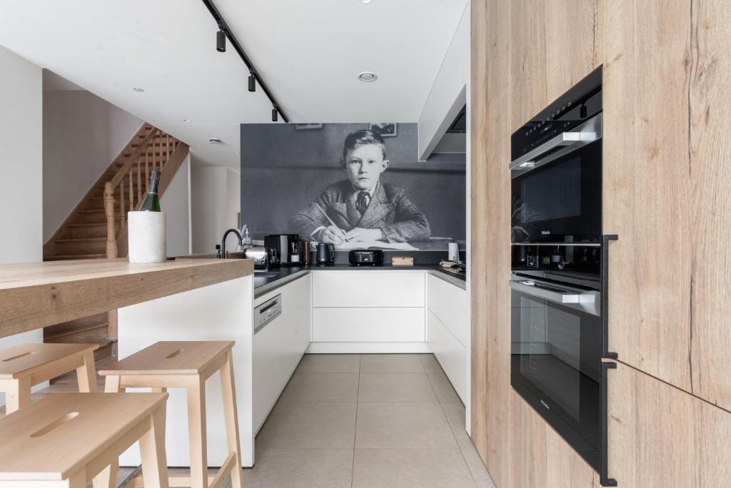 Kuchyň nebo kuchyňský kout v ubytování Maison Arthur vakantiewoning met verwarmd zwembad