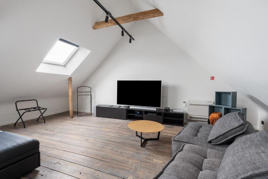 TV a/nebo společenská místnost v ubytování Maison Arthur vakantiewoning met verwarmd zwembad
