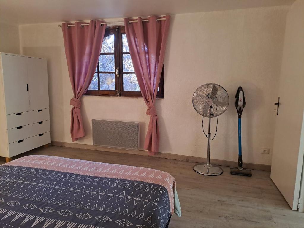 Posteľ alebo postele v izbe v ubytovaní Bas de villa au chant des cigales
