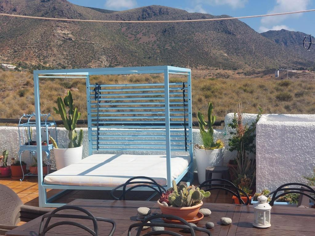 ラ・イスレタ・デル・モロにあるIsleta apartamento con terraza, vistas y WIFIの山の景色を望むデッキのベッド1台